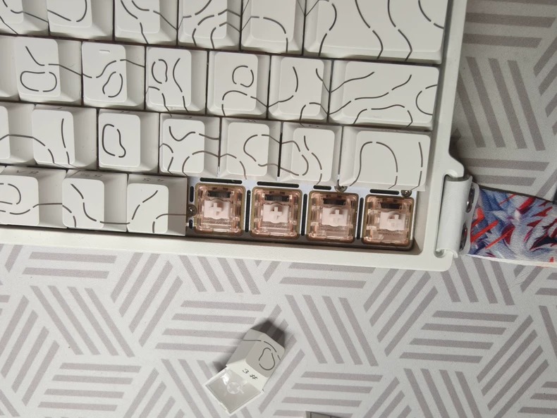 美加狮mad68pro半改，换了配炸虾粒声音包套装。成色几乎全新，有线连接，非机械键盘。喜欢的直接联系，不议价哦